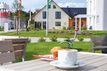19 hochmoderne Musterhäuser, Kaffee und Snacks warten auf die Besucher der FertighausWelt Nürnberg. Foto: BDF