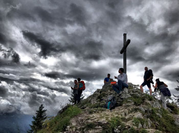 Am Gipfelkreuz der Rampoldplatte