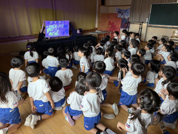 魔法の絵の具ってひかるんだ！