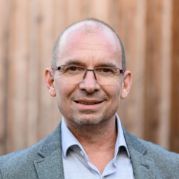 <img src=“Bilddatei.jpg“ alt=Portraitfoto von Harald Winkler, Hochzeitsplaner von perfektheiraten>