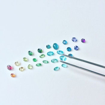 pierre de lune, pierres gemmes naturelles, cabochons