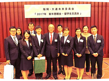 土屋委員長と留学生のみなさん