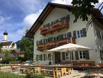 Das Hotel im Sonnental Jachenau mit Außenbereich 