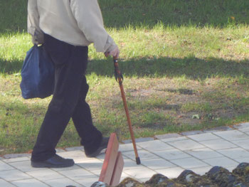Alter Mann als Spaziergänger auf dem Kinderspielplatz