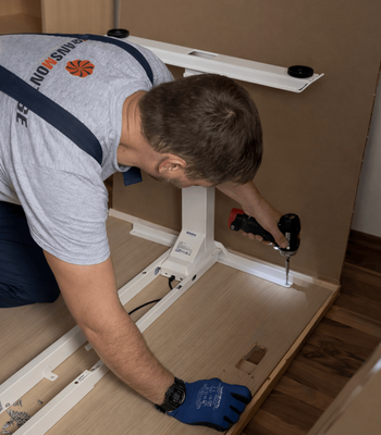 Möbelmonteur bei der Möbelmontage Wien