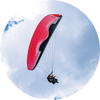 Le saut en parachute en tandem est le cadeau idéal pour les papas sportifs n’ayant pas froid aux yeux ! Crédit photo : PxHere©