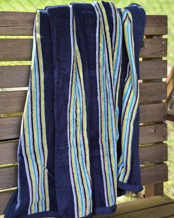 Strandtuch blau gestreift, perfekt für Picknick und Camping