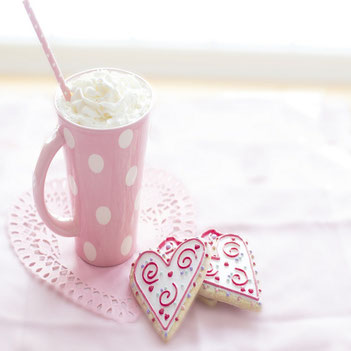 tasse rose a pois avec café liégeoise et biscuit en forme de cœur