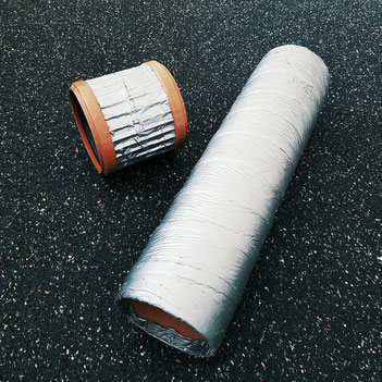 So haben damals meine ersten Rollen ausgeschaut - PVC - Rohr, Teppichisolierband und Panzertape. Die linke Rolle war der Versuch einer zusätzlichen Massage. Heute gibt es die Rollen in jeglicher Form.