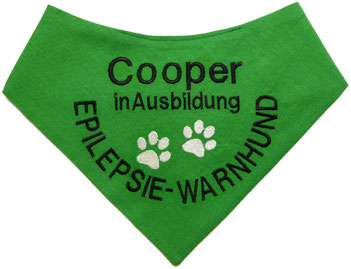 HUndehalstuch in grün, bestickt mit Name in Ausbildung und Epilepsie-Warnhund