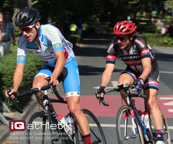 John Degenkolb am Hinterrad von Tobias Ohlenschläger (Mitarbeiter von iQ athletik)  beim Großen Preis der Stadt Bad Homburg  