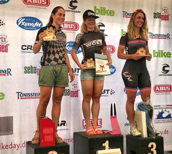 Die von iQ athletik trainierte Mountainbikerin Nina Kuhn siegt beim sebamed Bike Day