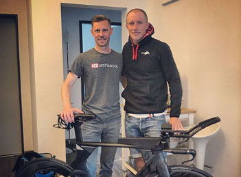 Sebastian Mühlenhoff von iQ athletik und der Triathlet Moritz Bleymehl