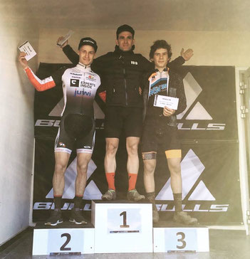 Der von iQ athletik trainierte Radsportler Gerrit Rosenkranz siegt beim Bulls-Cup in Adenau