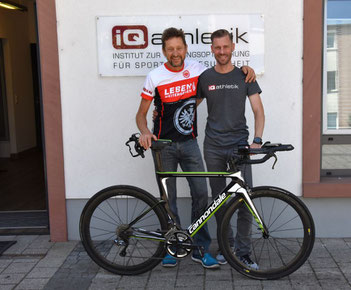 Triathlet Jürgen Bäuerle und sein Trainer Sebastian Mühelnhoff von iQ athletik