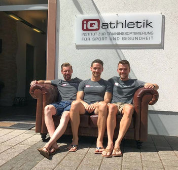 Die Coaches Sebastian Mühlenhoff, Andreas Wagner und Tobias Ohlenschläger auf der legendären iQ athletik Couch