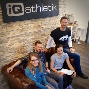 Dr. Katrin Stücher, Sebastian Mühlenhoff und Andreas Wagner von iQ athletik mit der Profi-Triathletin Natascha Schmit