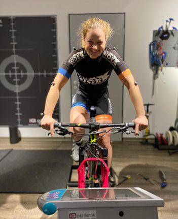 Die Elite-Mountainbikerin Nina Kuhn beim Bikefitting im Trainingsinstitut iQ athletik