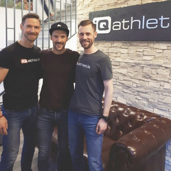 Ironman-Weltmeister Patrick Lange (Mitte) mit mit den Gründern von iQ athletik iQ athletik Andreas Wagner und Sebastian Mühlenhoff