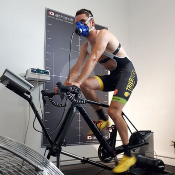 Duathlon-Weltmeister Tobias Eise bei der Leistungsdignostik im Trainingsinstitut iQ athletik