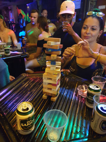 Bar mit Jenga spielen in Hoi An