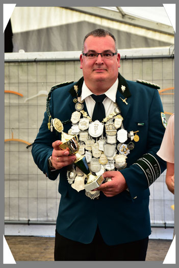 Der König als treffsicherer Schütze und Gewinner des Schützenwanderpokals sowie des LG-Pokals und auch des Kombi-Pokals.