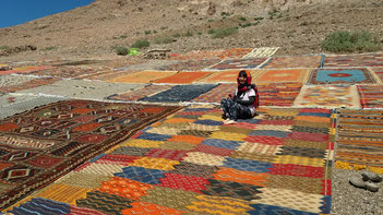 モロッコの手織りラグ（タズナフト）が作られてる絨毯村にて。出来上がった絨毯（ラグ）を山肌いっぱいに干してます。/Safiyah Moroccoサフィ―ヤ モロッコ