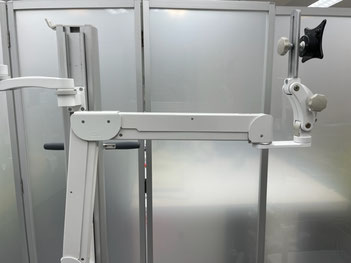 ICW Elite5220シリーズ折りたたみ式ロングモニターアーム。壁側のアームを90°垂直に立てた状態