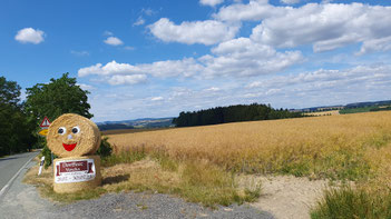 Der Hinweis auf ein Dorffest...