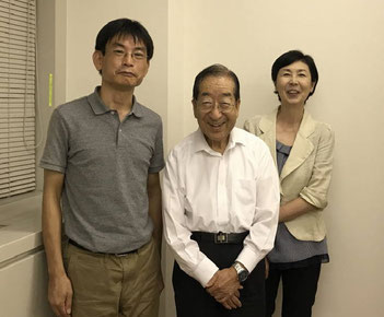 三谷理事長(中央)と上坂浩史、片山俊子