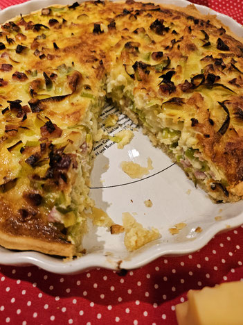 Selbstgemachte Quiche Lorraine mit Speck und crmiger Füllung angeschnitten