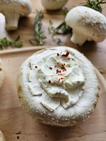ein mit Frischkäse gefüllter Portobello Pilz Nahaufnahme