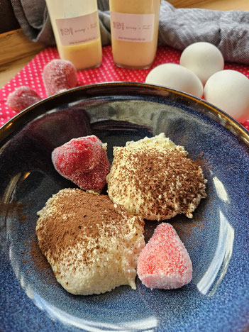 Desserschale mit Eierlikörmousse und gefrorenen Erdbeeren