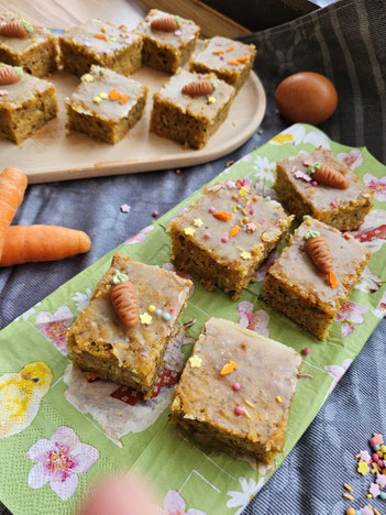Saftige Karottenkuchen-Schnitte mit Zuckerguss-Topping