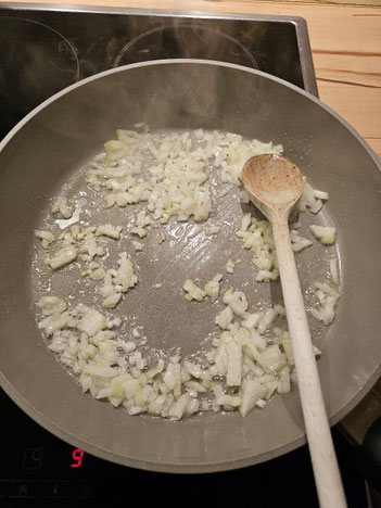 Gewürfelte Zwiebeln in einer Pfanne anbraten für spaghetti Bolognese