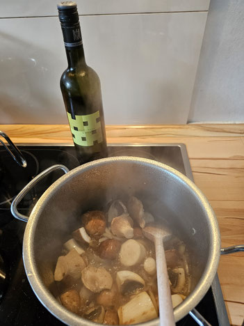 Angedünstete Pilze für Waldpilzcremesuppe