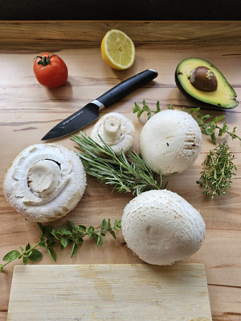 Portobello Pilze bereit zum putzen