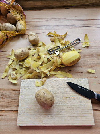Kartoffeln schneiden mit dem Onyx Cookware Hybrid Keramik Stahlmessser 