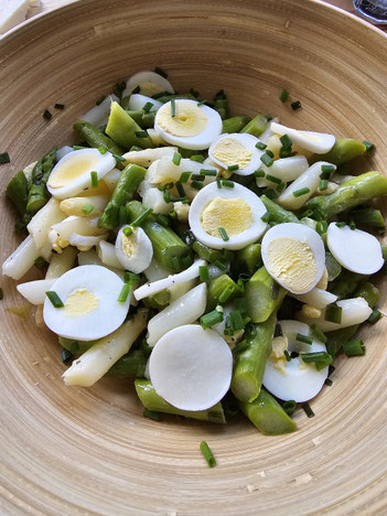 Fertiger Spargelsalat mit Ei in der Salatsschüssel