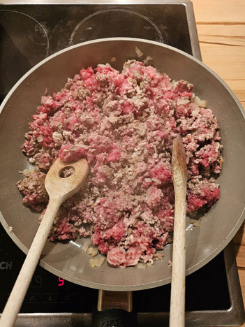 Hackfleisch in einer Pfanne anbraten für Spaghetti Bolognese