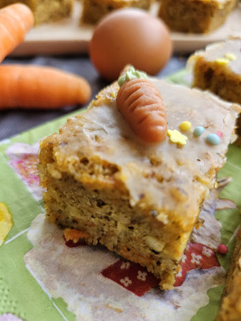 Rübli-Schnitte mit saftigem Teig auf dem Osterteller