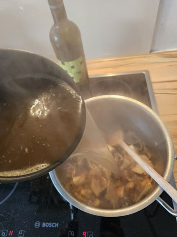 Pilze mit Fond aufgießen für Waldpilzcremesuppe