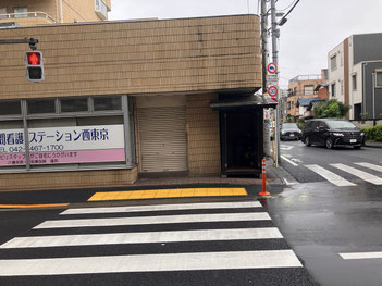 もともとは辻に建っていたのだろう。角地がビルになってもその一角が庚申塔のために維持されている。