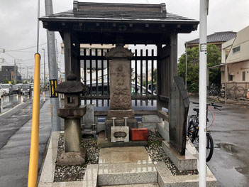 田無の主要道の辻に建つ庚申塔。道の拡幅や新造にも関わらず建ち続ける。