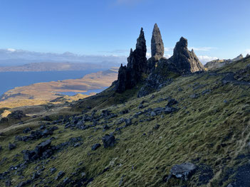 Skye島のシンボルOld Man of Storr。2800万年前の火山活動で形成された玄武岩の周囲が浸食されて印象的な岩塔となった。ウェブで、「ここ(スカイ島)に来たらドラゴンとかフェアリーを信じない方がおかしい」と投稿があったが、納得。