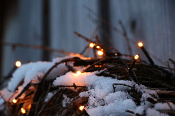Adventskranz mit kleinen Elektro-Leuchten, mit Schnee