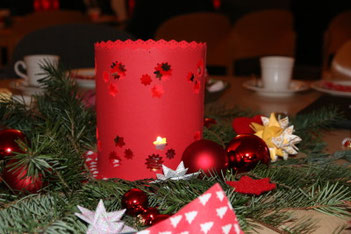 Adventskranz mit kleinen Elektro-Leuchten, mit Schnee