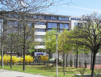 Das Gelände zwischen Sportplatz und Schulgebäude im März 2016...