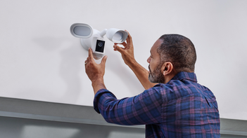 Ring_01: Die Floodlight Cam Wired Pro wird einfach im Eingangsbereich montiert