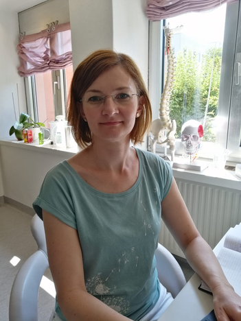 Physiotherapeutin Petra Punz behandelt ihre Patienten in einem effektiven Prozess.